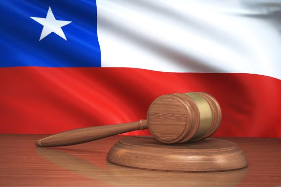 Judge gavel and Chile flag