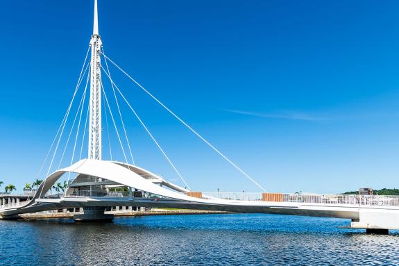 Building view of the beautiful Dagang Bridge (Great Harbor Bridge) connecting Pier-2 Art Center and Peng-lai Commercial Harbor in Kaohsiung, Taiwan.
